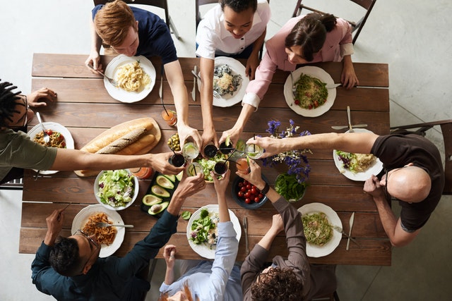 Wil je niet naar een restaurant? Zo kun je het ook gezellig maken