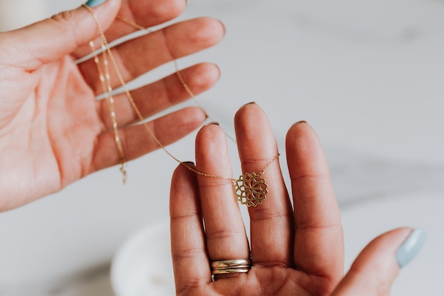 Een ketting van goud voegt een vleugje elegantie en klasse toe aan elke outfit!