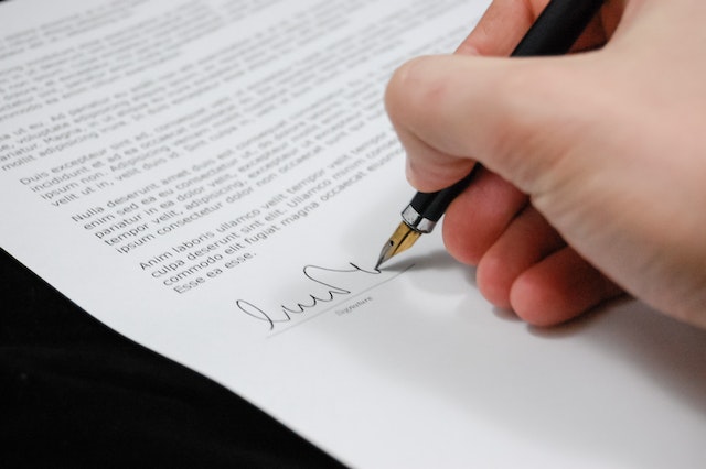 De rol van een juridisch adviseur bij het opstellen van contracten